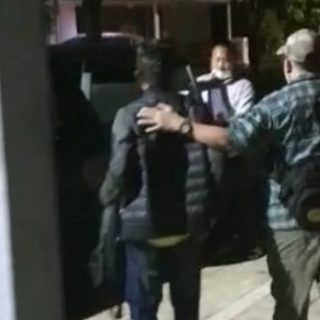 Tim Tabur Kejagung mengamankan IS, Direktur PT Mutiara Pratama Konsultan, yang menjadi buron Kejari Belitung