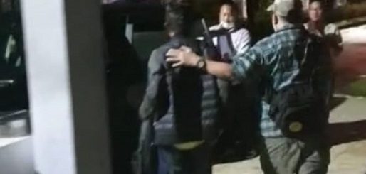 Tim Tabur Kejagung mengamankan IS, Direktur PT Mutiara Pratama Konsultan, yang menjadi buron Kejari Belitung