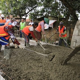Gubernur Jawa Tengah Ganjar Pranowo meninjau proses perbaikan Jalan Mulyorejo-Ngloram, Kecamatan Cepu, Kabupaten Blora, Rabu (26/10/2022)