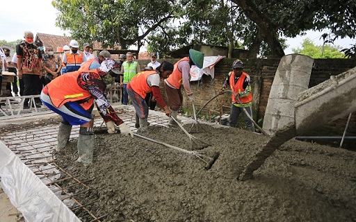 Gubernur Jawa Tengah Ganjar Pranowo meninjau proses perbaikan Jalan Mulyorejo-Ngloram, Kecamatan Cepu, Kabupaten Blora, Rabu (26/10/2022)