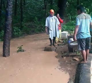 Petugas pemantau jalan dari Dinas Pekerjaan Umum Bina Marga dan Cipta Karya (DPUBMCK) Provinsi Jawa Tengah disebar di beberapa lokasi untuk melakukan antisipasi kerusakan jalan provinsi longsor atau tertimbun longsor dan banjir