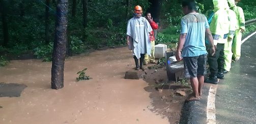 Petugas pemantau jalan dari Dinas Pekerjaan Umum Bina Marga dan Cipta Karya (DPUBMCK) Provinsi Jawa Tengah disebar di beberapa lokasi untuk melakukan antisipasi kerusakan jalan provinsi longsor atau tertimbun longsor dan banjir