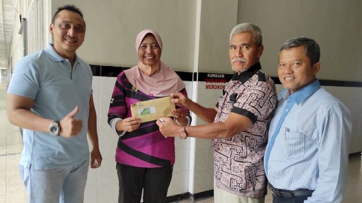 Ketua Umum KONI Kota Semarang, Arnaz Agung Andrarasmara, didampingi Waketum Ferry Satariyanto, Kabid MSD Rusman Sayogo membezuk Annisa Maharani Arum Putri, atlet lompat tinggi yang cedera saat latihan, dan kini menjalani perawatan intensif di PICU RS Dr Kariadi