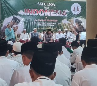 Warga dari kalangan santri menggelar doa bersama untuk Gubernur Jawa Tengah Ganjar Pranowo dan Indonesia di Islamic Centre Pondok Pesantren Al Aziziyyah, Denanyar, Jombang, Jawa Timur, Jumat (28/10/2022) malam