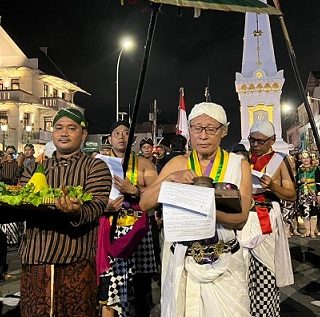 Rombongan bregada dan masyarakat Jogjakarta berjalan  menuju Tugu Jogja, untuk menggelar doa bersama, Jumat (28/10) malam