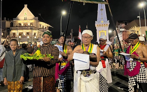 Rombongan bregada dan masyarakat Jogjakarta berjalan  menuju Tugu Jogja, untuk menggelar doa bersama, Jumat (28/10) malam