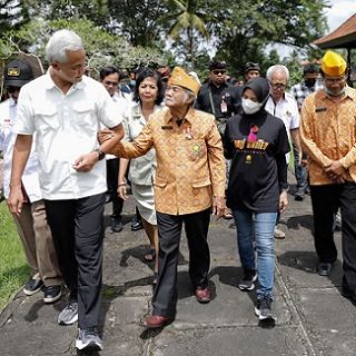 Gubernur Jawa Tengah, Ganjar Pranowo, melakukan kunjungan kerja ke Bali dan menyempatkan ziarah ke Taman Pujaan Bangsa, lokasi gugurnya Pahlawan Nasional I Gusti Ngurah Rai, Jumat (7/10)