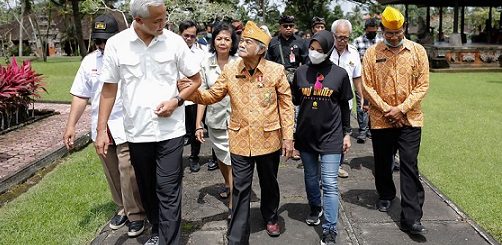 Gubernur Jawa Tengah, Ganjar Pranowo, melakukan kunjungan kerja ke Bali dan menyempatkan ziarah ke Taman Pujaan Bangsa, lokasi gugurnya Pahlawan Nasional I Gusti Ngurah Rai, Jumat (7/10)