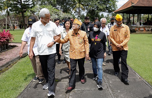 Gubernur Jawa Tengah, Ganjar Pranowo, melakukan kunjungan kerja ke Bali dan menyempatkan ziarah ke Taman Pujaan Bangsa, lokasi gugurnya Pahlawan Nasional I Gusti Ngurah Rai, Jumat (7/10)