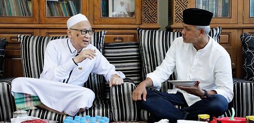 Gubernur Jateng Ganjar Pranowo berbincang santai sambil menikmati sajian saat berkunjung ke rumah Tuan Guru Syaifuddin Zuhri di Jl Banjar Indah, Pemurus Dalam, Kota Banjarmasin, Rabu (12/10)