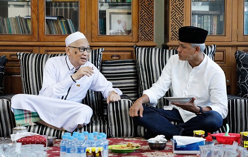 Gubernur Jateng Ganjar Pranowo berbincang santai sambil menikmati sajian saat berkunjung ke rumah Tuan Guru Syaifuddin Zuhri di Jl Banjar Indah, Pemurus Dalam, Kota Banjarmasin, Rabu (12/10)