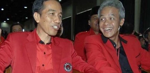 Ganjar Pranowo duduk berdampingan dengan Jokowi pada sebuah acara PDIP
