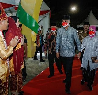 PEMBUKAAN MTQ. Gubernur Jateng Ganjar Pranowo dan istri, Siti Atikoh, menghadiri pembukaan MTQ Nasional ke-29 Kalimantan Selatan, Rabu (12/10). Kegiatan tersebut dibuka oleh Wakil Presiden Ma’ruf Amien
