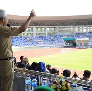 Gubernur Jawa Tengah, Ganjar Pranowo, hadir dan memberi pesan-pesan kepada ribuan pelajar yang hadir pada Festival Pelajar Nusantara di Stadion Manahan, Senin (31/10/2022)