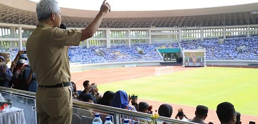 Gubernur Jawa Tengah, Ganjar Pranowo, hadir dan memberi pesan-pesan kepada ribuan pelajar yang hadir pada Festival Pelajar Nusantara di Stadion Manahan, Senin (31/10/2022)