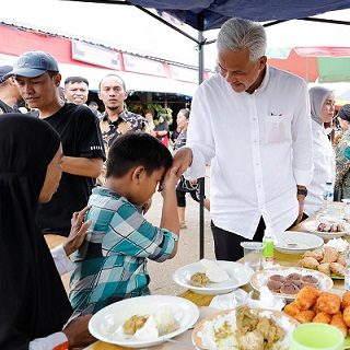 Gubernur Jateng Ganjar Pranowo bertemu bocah bernama Gibran bersama ibunya saat diajak sarapan Pj Gubernur Sulbar, Akmal Malik,  di Pasar Sentral Mamuju, Senin (10/10)