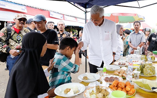 Gubernur Jateng Ganjar Pranowo bertemu bocah bernama Gibran bersama ibunya saat diajak sarapan Pj Gubernur Sulbar, Akmal Malik,  di Pasar Sentral Mamuju, Senin (10/10)