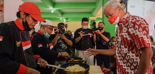 Gubernur Jawa Tengah, Ganjar Pranowo, melihat proses memasak dengan olahan bahan pangan lokal pada Festival Pangan Lokal Jawa Tengah di Asrama Haji Donohudan, Boyolali, Rabu (19/10/2022)