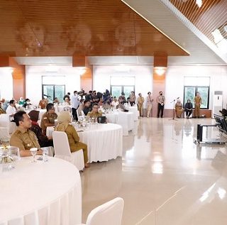 Gubernur Jawa Tengah, Ganjar Pranowo, sharing dan melakukan paparan di hadapan sejumlah Bupati/Wali Kota serta jajaran OPD Sulbar terkait penanganan masalah stunting dan integritas di kompleks kantor Pemprov Sulbar, Senin (10/10)