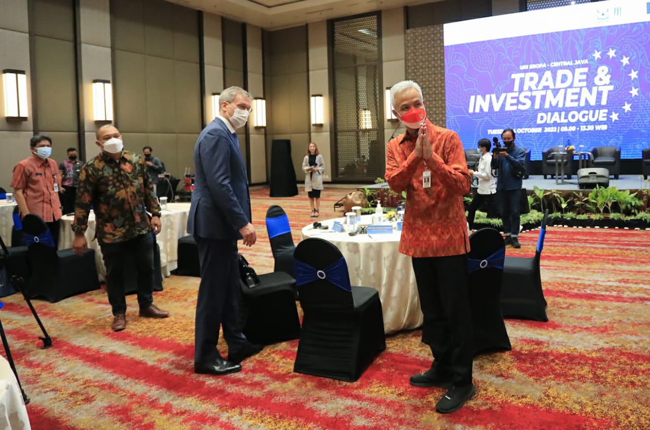 Gubernur Jateng Ganjar Pranowo menghadiri acara Uni Eropa-Central Java Trade and Investment Dialogue di Hotel Gumaya, Kota Semarang, Selasa (4/10/2022)
