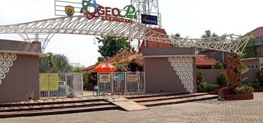 GERBANG MASUK. Pintu masuk Geo Park Karangsari, sebuah destinasi wisata baru di Kabupaten Grobogan. Pengunjung akan mendapatkan suasana alami untuk melepas kepenatan di tempat itu