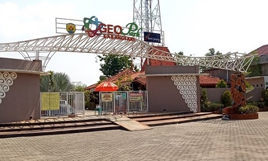 GERBANG MASUK. Pintu masuk Geo Park Karangsari, sebuah destinasi wisata baru di Kabupaten Grobogan. Pengunjung akan mendapatkan suasana alami untuk melepas kepenatan di tempat itu