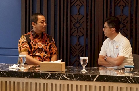 Ketua LKPP Hendar Prihadi berbicang-bincang dengan Ketua Umum Kadin M Arsjad