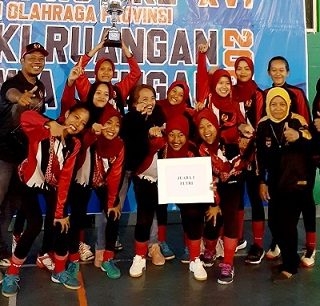 Tim Putri Hockey Indoor Kota Semarang berfoto bersama usai menjuarai kualifikasi Porprov Jateng 2023 yang berlangsung di GOR Wergu Kudus, 27 September hingga 1 Oktober 2022