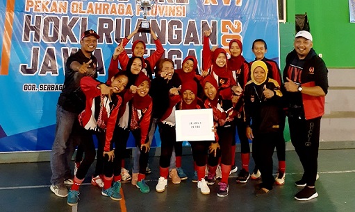 Tim Putri Hockey Indoor Kota Semarang berfoto bersama usai menjuarai kualifikasi Porprov Jateng 2023 yang berlangsung di GOR Wergu Kudus, 27 September hingga 1 Oktober 2022