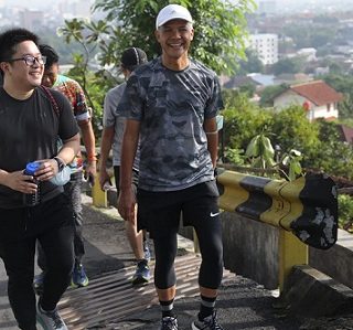 Kevin Herjono (29), ahli sinematik dan visual effect film Hollywood dan sejumlah game diajak olahraga Gubernur Jawa Tengah Ganjar Pranowo saat pulang ke Semarang, Rabu (26/10)