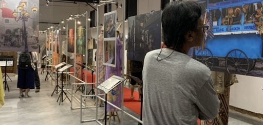 Salah satu pengunjung sedang melihat salah satu karya photograpy yang dipamerkan