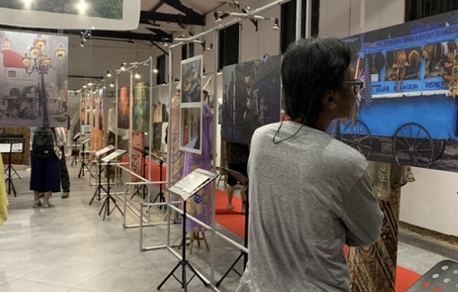 Salah satu pengunjung sedang melihat salah satu karya photograpy yang dipamerkan