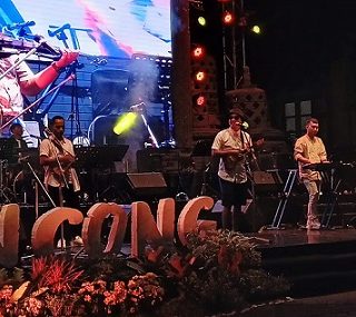 Penampilan grup Keroncong Svaranusa saat tampil di Balai Kota Semarang