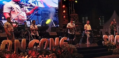 Penampilan grup Keroncong Svaranusa saat tampil di Balai Kota Semarang