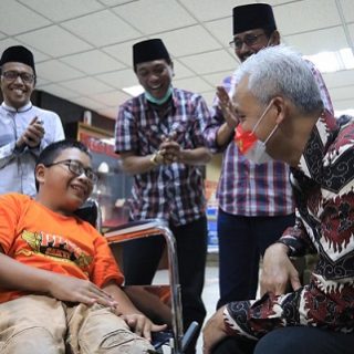 Bocah penyandang disabilitas, Kholilur Rohman, merasa senang bertemu Gubernur Jawa Tengah Ganjar Pranowo dan diberi kursi roda elektrik