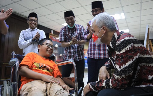 Bocah penyandang disabilitas, Kholilur Rohman, merasa senang bertemu Gubernur Jawa Tengah Ganjar Pranowo dan diberi kursi roda elektrik