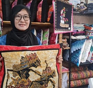 Lyna Windiarti, owner Double Eight Craft, memamerkan jenis produk usahanya yang dibuat dari kain perca. Hasil kerajinan Lyna kini sudah menembus pasar Belanda