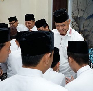Gubernur Jawa Tengah, Ganjar Pranowo dan istri, mengunjungi kafilah Jateng yang akan mengikuti ajang MTQ Nasional ke-29 di kalimantan Selatan, Selasa (11/10)