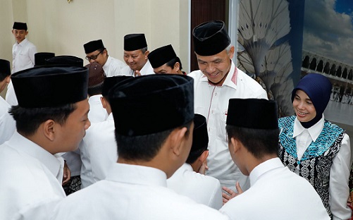 Gubernur Jawa Tengah, Ganjar Pranowo dan istri, mengunjungi kafilah Jateng yang akan mengikuti ajang MTQ Nasional ke-29 di kalimantan Selatan, Selasa (11/10)