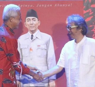 Gubernur Jateng Ganjar Pranowo mendapat hadiah lukisan Bung Karno dari seniman Butet Kertaredjasa, pada acara Rhapsody Nusantara di Diamond Solo Convention Center, Jumat (28/10) malam