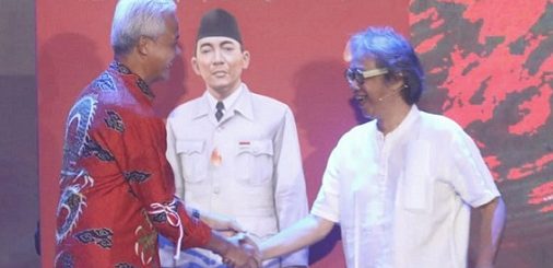 Gubernur Jateng Ganjar Pranowo mendapat hadiah lukisan Bung Karno dari seniman Butet Kertaredjasa, pada acara Rhapsody Nusantara di Diamond Solo Convention Center, Jumat (28/10) malam