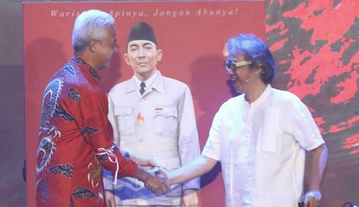 Gubernur Jateng Ganjar Pranowo mendapat hadiah lukisan Bung Karno dari seniman Butet Kertaredjasa, pada acara Rhapsody Nusantara di Diamond Solo Convention Center, Jumat (28/10) malam