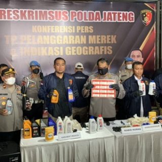 Konferensi pers di rumah yang dijadikan sebagai pabrik oli palsu Jalan Kayu Mas, Kecamatan Semarang Utara, Kamis (20/10).