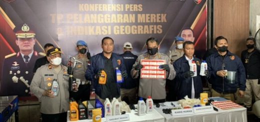 Konferensi pers di rumah yang dijadikan sebagai pabrik oli palsu Jalan Kayu Mas, Kecamatan Semarang Utara, Kamis (20/10).