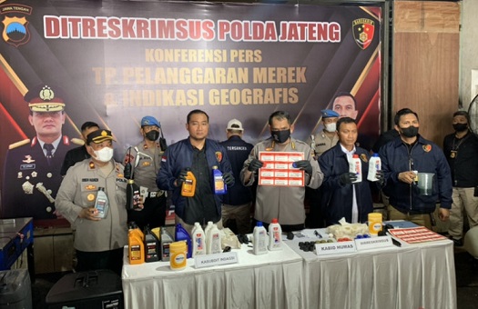 Konferensi pers di rumah yang dijadikan sebagai pabrik oli palsu Jalan Kayu Mas, Kecamatan Semarang Utara, Kamis (20/10).