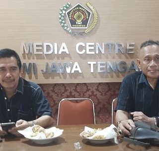 Ketua panitia KBAM Darjo Soyat (kiri) didampingi sekretaris panitia Sigit Pramono saat memimpin rapat.