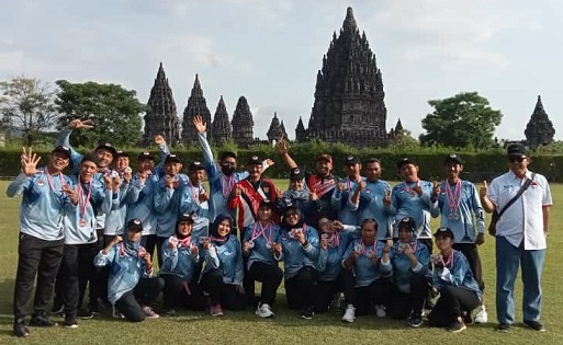 Ketua Pergatsi Kota Semarang Arie Fadjar Surjaningsih bersama Tim Gateball Pergatsi Kota Semarang berfoto bersama seusai mengikuti Pra Porprov Gateball Jateng di Taman Wisata Candi Prambanan 21-15 September 2022