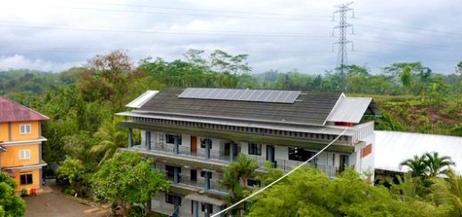 Ponpes Tanbihul Ghofilin Desa Mantrianom, Kecamatan Bawang, Banjarnegara mendapat bantuan Pembangkit Listrik Tenaga Surya (PLTS) Gubernur Jawa Tengah Ganjar Pranowo, sehingga mengurangi biaya pengeluaran listrik setiap bulannya