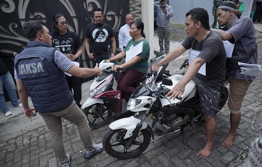 Pelaku saat melakukn rekonstruksi adegan rencana pembunuhan terhadap Rina Wulandari, istri dari Kopda Muslimin di lokasi kejadian.