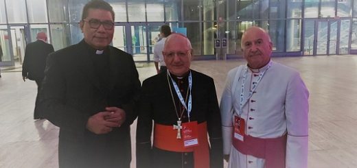 Bersama Kardinal Louis Sako, Patriarkat Ur-Khaldea, Irak dan sekretarisnya.